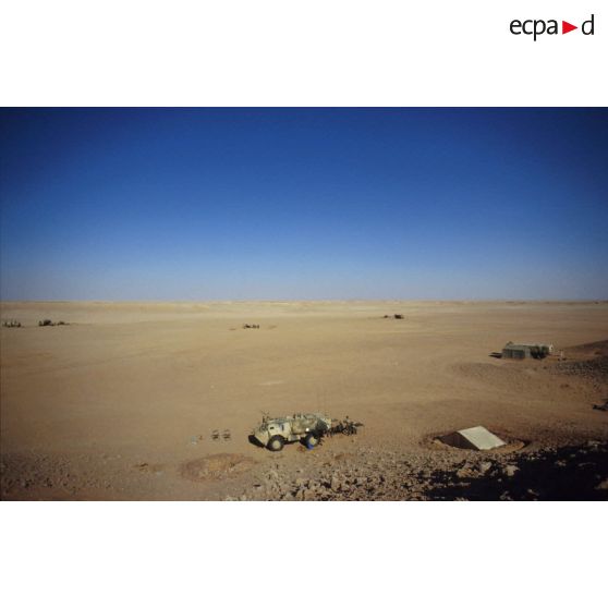 En ZDO (zone de déploiement opérationnel) Olive, un VAB-PC (poste de commandement) dans le désert.