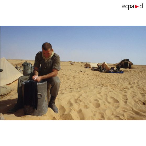 Au campement en ZDO (zone de déploiement opérationnel) Olive, un soldat de l'équipe de protection du 4e RD (régiment de dragons) fait sa lessive.