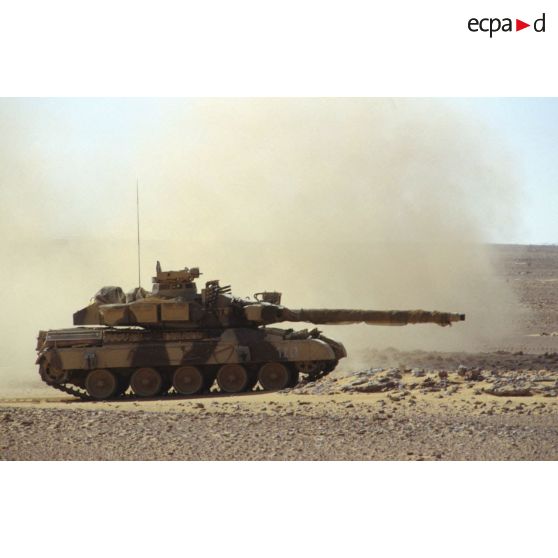 Dans le désert en ZDO (zone de déploiement opérationnel) Olive, un char lourd de combat AMX-30 B2 du 4e RD (régiment de dragons) en manœuvre.