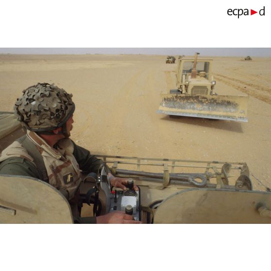 En ZDO (zone de déploiement opérationnel) Olive, un bulldozer radiocommandé du 6e REG (régiment étranger du génie) manoeuvre lors d'un exercice de déminage.
