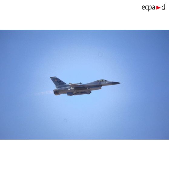 Avion de combat américain F-16 en vol vu de la base aérienne américaine de CRK (camp du roi Khaled).