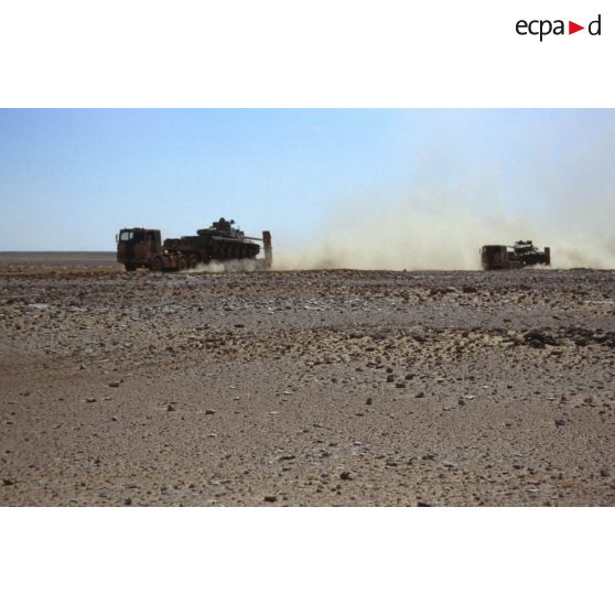 Les chars lourds de combat AMX-30 B2 du 4e RD (régiment de dragons) sont transportés vers la ZDO (zone de déploiement opérationnel) Olive sur porte-chars en convoi sur la Tapline Road (trans-arabian pipeline).