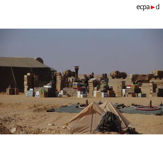 Au centre d'approvisionnement au CRK (camp du roi Khaled), les caisses de rations de combat et cartons de vivres sont entassés en extérieur.