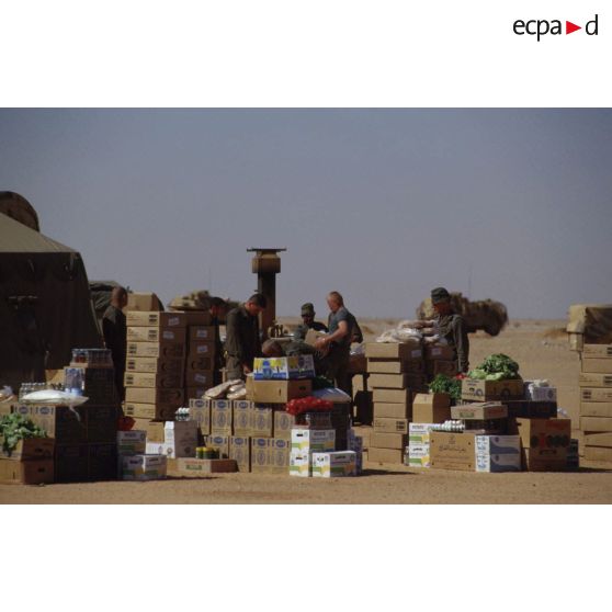 Au centre d'approvisionnement au CRK (camp du roi Khaled), les caisses de rations de combat et cartons de vivres sont entassés en extérieur.