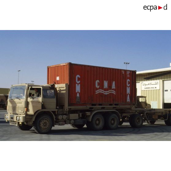Chargement des cartons de rations de combat individuelles dans un camion porte-conteneur à plateau déposable sur la base aérienne du CRK (camp du roi Khaled).