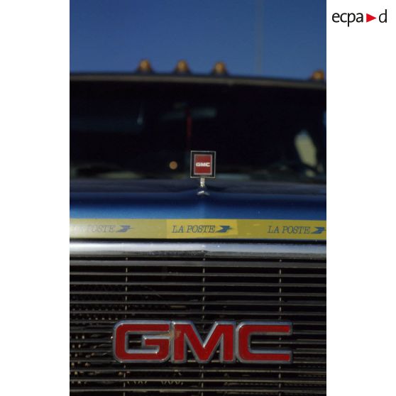 Gros plan sur l'avant d'un véhicule saoudien de marque américaine GMC, et portant des autocollants de La Poste au CRK (camp du roi Khaled).
