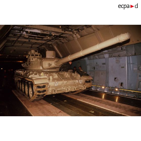 Des soldats français présentent à des soldats américains un char lourd de combat AMX-30 B2, à l'intérieur d'un avion de transport Transall C-160 de la base aérienne du CRK (camp du roi Khaled).
