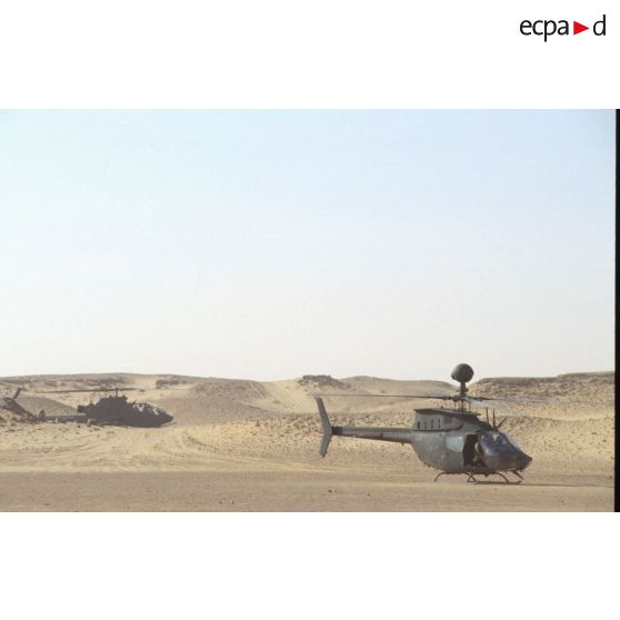 Aux alentours du CRK (camp du roi Khaled), un hélicoptère de reconnaissance et d'observation Bell-OH58 Kiowa muni d'un système de visée installé au-dessus du rotor, et un hélicoptère de lutte antichar Bell 209 Huey-Cobra, au sol.