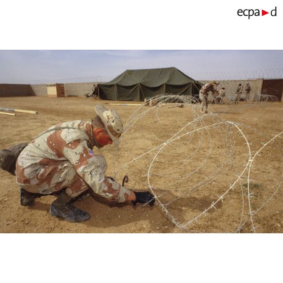 Construction par les soldats américains d'un camp de prisonniers à 7 kilomètres de Rafha, près du camp de transit français Clémence.