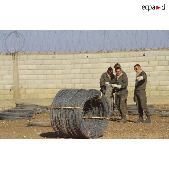 Construction du camp de prisonniers de transit Clémence à 7 kilomètres de Rafha par le 3e RIMa (régiment d'infanterie de marine).