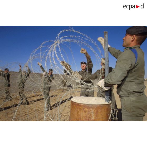 Construction du camp de prisonniers de transit Clémence à 7 kilomètres de Rafha par le 3e RIMa (régiment d'infanterie de marine).