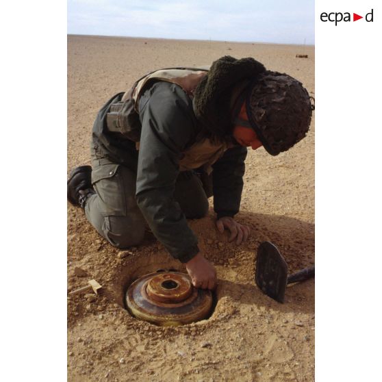 Entraînement au déminage d'une mine antichar par le 6e REG (régiment étranger du génie), lors d'un exercice près de la ZDO (zone de déploiement opérationnel) Olive, avant l'offensive terrestre.