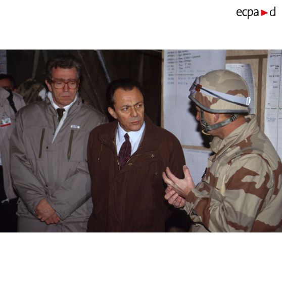 Le général Bernard Janvier, commandant la division Daguet, présente la situation à Michel Rocard, Premier ministre, et Pierre Joxe, ministre de la Défense, sous une tente.