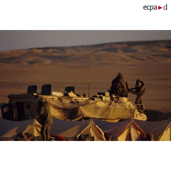 En ZDO (zone de déploiement opérationnel) Olive, un VAB est posté en observation dans le désert.