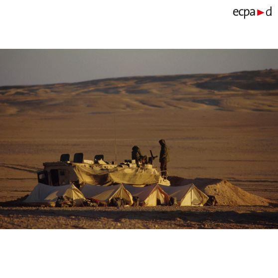 En ZDO (zone de déploiement opérationnel) Olive, un VAB est posté en observation dans le désert.
