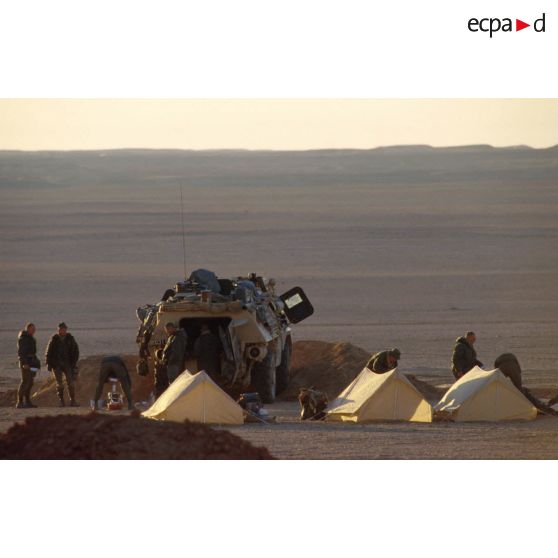 En ZDO (zone de déploiement opérationnel) Olive, un groupe de combat en observation a installé son campement près de son véhicule VAB. Réveil sur le campement.