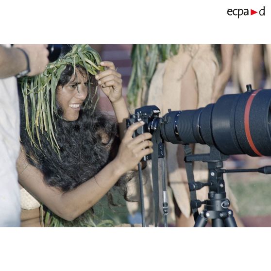 Des participants au Festival des Arts du Pacifique sont  rassemblés dans un stade de Papeete. [Description en cours]