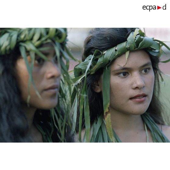 Portraits de participantes au Festival des Arts du Pacifique rassemblés dans un stade de Papeete. [Description en cours]