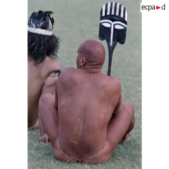 Portraits de participants au Festival des Arts du Pacifique rassemblés dans un stade de Papeete. [Description en cours]