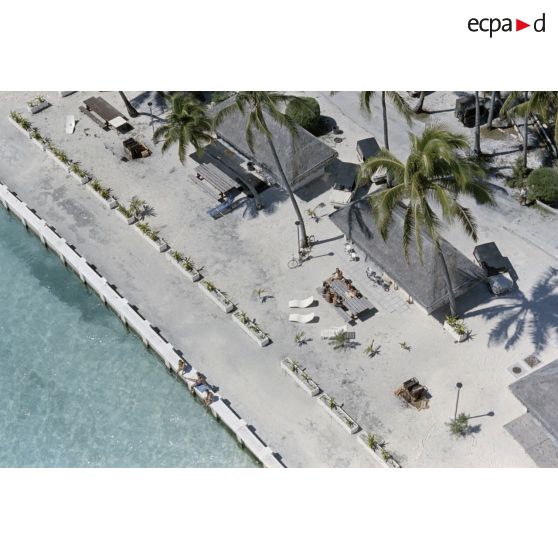 Vue aérienne de la zone vie au bord du lagon sur l’atoll de Moruroa. [Description en cours]