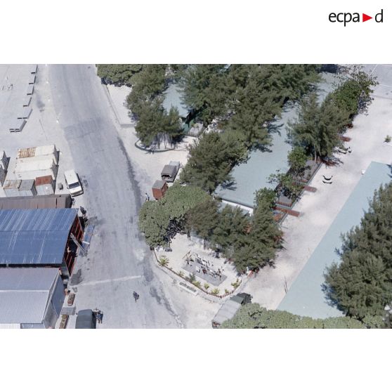 Vue aérienne de la zone vie au bord du lagon sur l’atoll de Moruroa. [Description en cours]