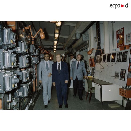 François Mitterrand, président de la République, visite le poste central de tir à Moruroa. [Description en cours]