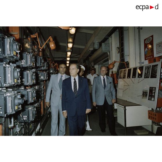 François Mitterrand, président de la République, visite le poste central de tir à Moruroa. [Description en cours]