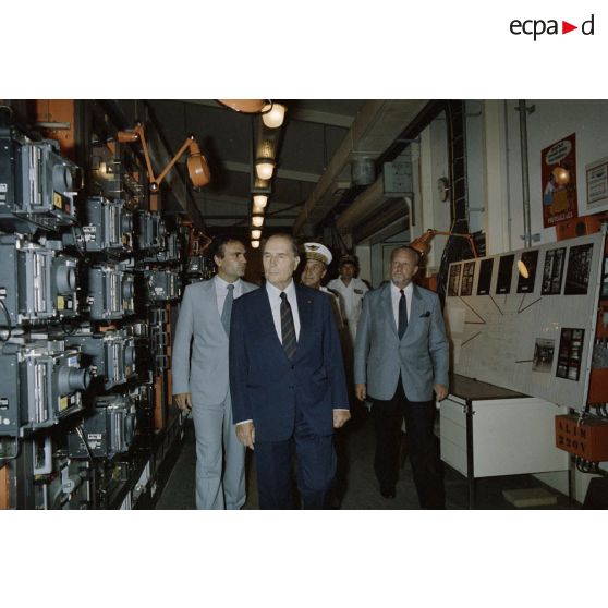 François Mitterrand, président de la République, visite le poste central de tir à Moruroa. [Description en cours]