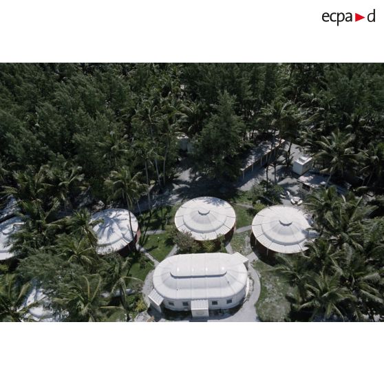 Vue aérienne de la zone vie de l'atoll de Moruroa. [Description en cours]