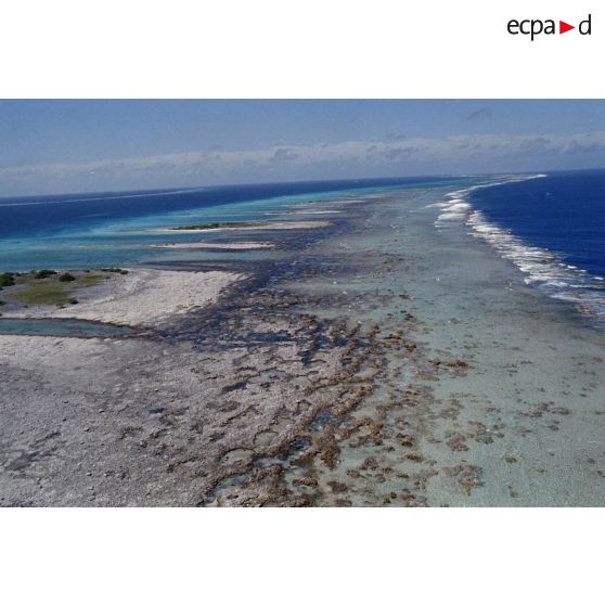 Vue aérienne de Moruroa. [Description en cours]