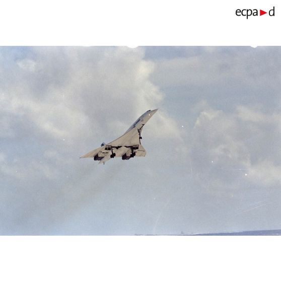 Décollage du Concorde sur l’atoll de Mururoa. [Description en cours]