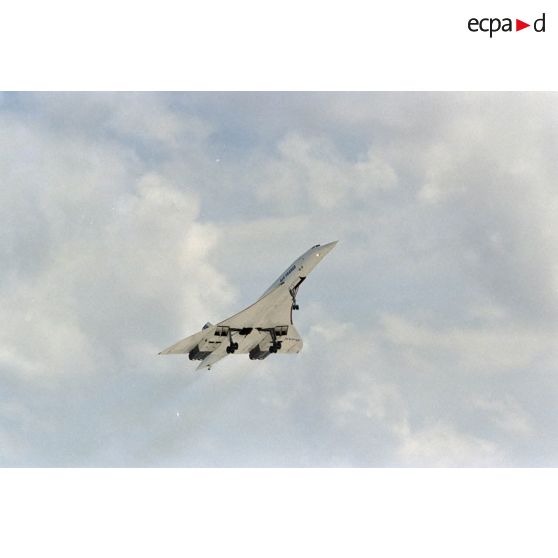 Décollage du Concorde sur l’atoll de Mururoa. [Description en cours]