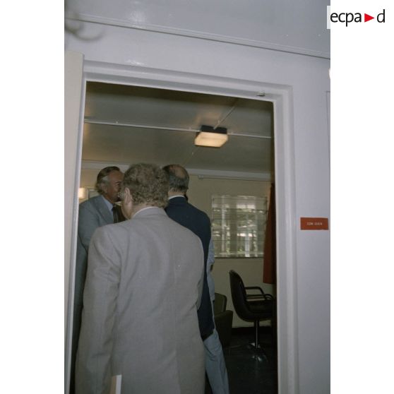 Entretien du président de la République François Mitterrand avec monsieur Gaston Flosse. [Description en cours]