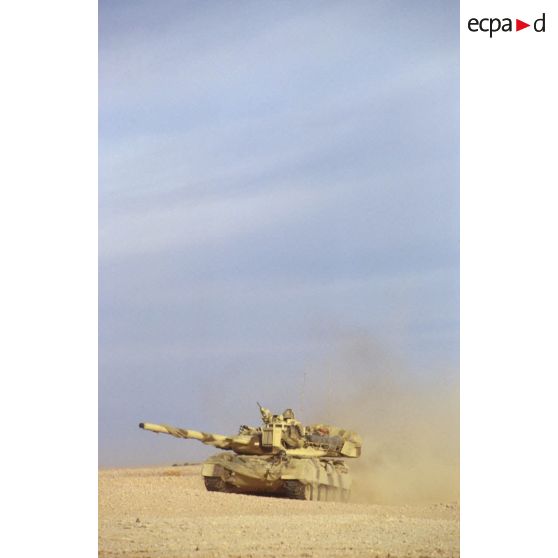 En ZDO (zone de déploiement opérationnel) Olive, char lourd de combat français AMX-30 B2 du 4e RD (régiment de dragons) en progression dans le désert.