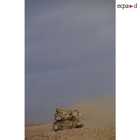 En ZDO (zone de déploiement opérationnel) Olive, char lourd de combat français AMX-30 B2 du 4e RD (régiment de dragons) en progression dans le désert.