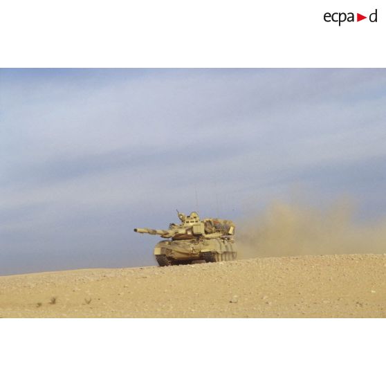 En ZDO (zone de déploiement opérationnel) Olive, char lourd de combat français AMX-30 B2 du 4e RD (régiment de dragons) en progression dans le désert.