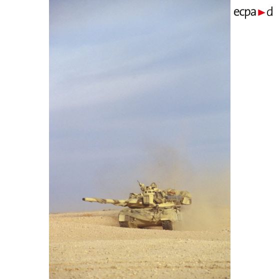 En ZDO (zone de déploiement opérationnel) Olive, char lourd de combat français AMX-30 B2 du 4e RD (régiment de dragons) en progression dans le désert.