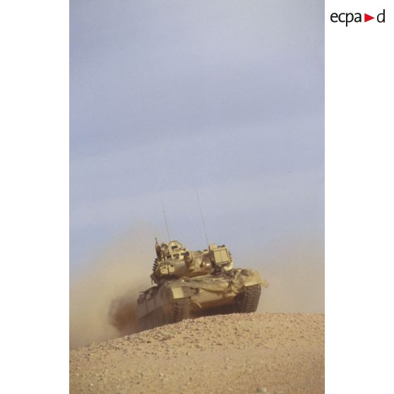 En ZDO (zone de déploiement opérationnel) Olive, char lourd de combat français AMX-30 B2 du 4e RD (régiment de dragons) en progression dans le désert.