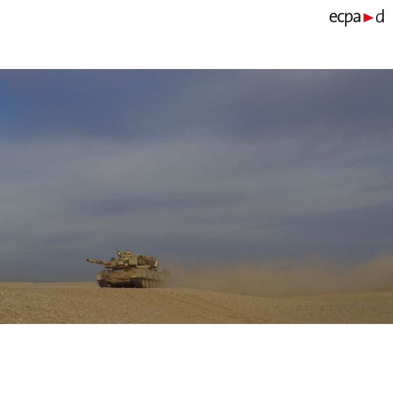 En ZDO (zone de déploiement opérationnel) Olive, char lourd de combat français AMX-30 B2 du 4e RD (régiment de dragons) en progression dans le désert.