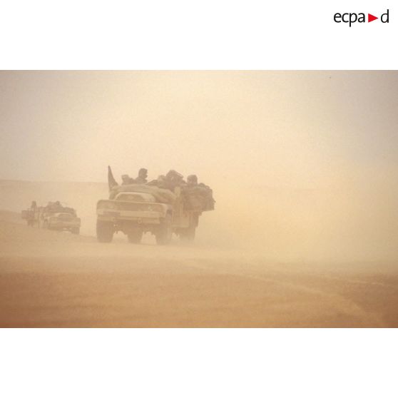 Dans le désert en ZDO (zone de déploiement opérationnel) Olive, des CRAP (commando de renseignement et d'action dans la profondeur) se déplacent à bord de VLRA (véhicule léger de reconnaissance et d'appui) débachés, avec des sacs à dos accrochés sur les flancs.