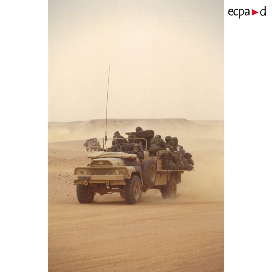 Dans le désert en ZDO (zone de déploiement opérationnel) Olive, des CRAP (commando de renseignement et d'action dans la profondeur) se déplacent à bord de VLRA (véhicule léger de reconnaissance et d'appui) débachés, avec des sacs à dos accrochés sur les flancs.