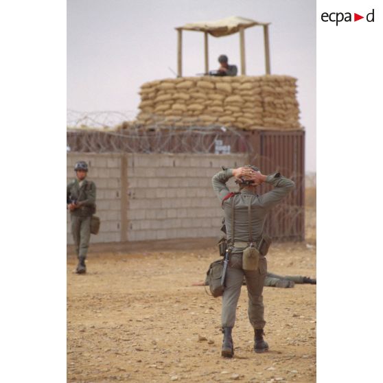 Les marsouins du 2e RIMa (régiment d'infanterie de marine) s'exercent à la conduite de prisonniers dans le camp de transit Clémence.