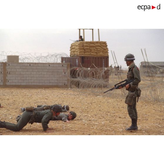 Les marsouins du 2e RIMa (régiment d'infanterie de marine) s'exercent à la conduite de prisonniers dans le camp de transit Clémence.