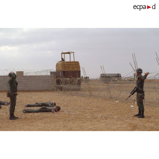 Les marsouins du 2e RIMa (régiment d'infanterie de marine) s'exercent à la conduite de prisonniers dans le camp de transit Clémence.