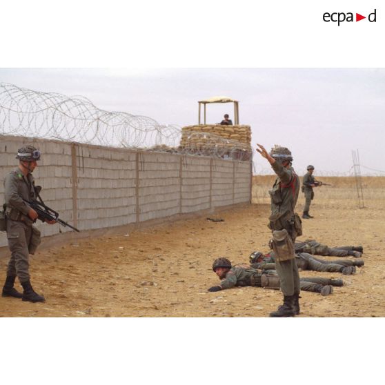 Les marsouins du 2e RIMa (régiment d'infanterie de marine) s'exercent à la conduite de prisonniers dans le camp de transit Clémence.