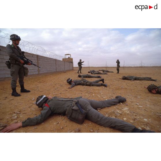 Les marsouins du 2e RIMa (régiment d'infanterie de marine) s'exercent à la conduite de prisonniers dans le camp de transit Clémence.