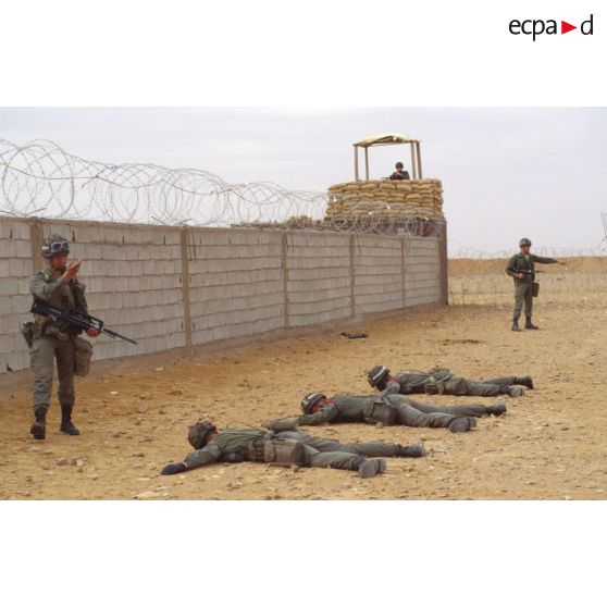 Les marsouins du 2e RIMa (régiment d'infanterie de marine) s'exercent à la conduite de prisonniers dans le camp de transit Clémence.