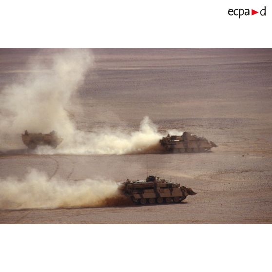 Dans le désert en ZDO (zone de déploiement opérationnel) Olive, deux EBG (engin blindé du génie) du 6e REG (régiment étranger du génie) se déplacent rapidement, soulevant un nuage de sable.