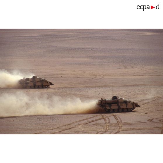 Dans le désert en ZDO (zone de déploiement opérationnel) Olive, deux EBG (engin blindé du génie) du 6e REG (régiment étranger du génie) se déplacent rapidement, soulevant un nuage de sable.