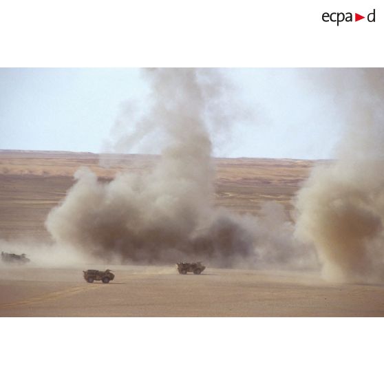 Dans le désert en ZDO (zone de déploiement opérationnel) Olive, des VAB du 6e REG (régiment étranger du génie) progressent dans le désert.
